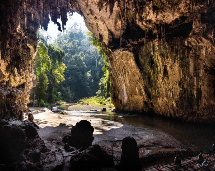 grotte de Tham Lod