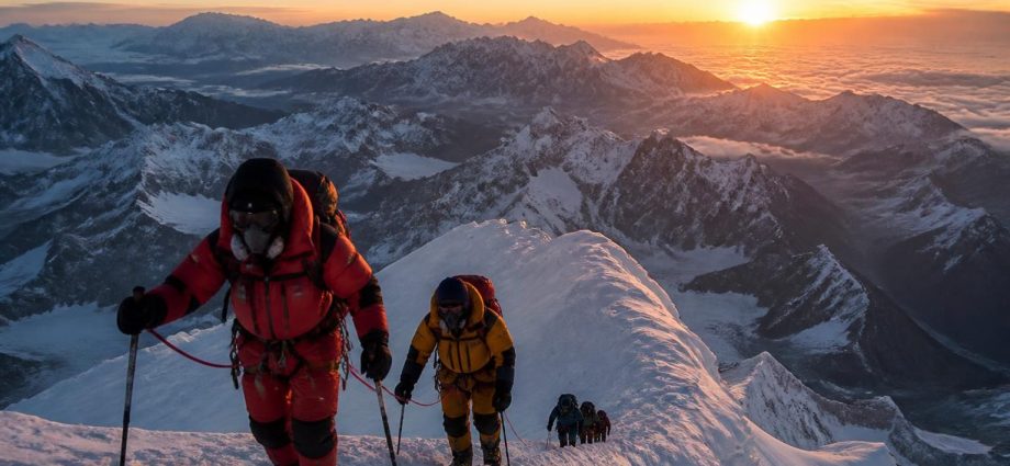 découvrez quelle est la montagne la plus haute du monde dans ce guide complet dédié aux alpinistes aventureux, avec conseils et informations essentielles pour préparer votre expédition.